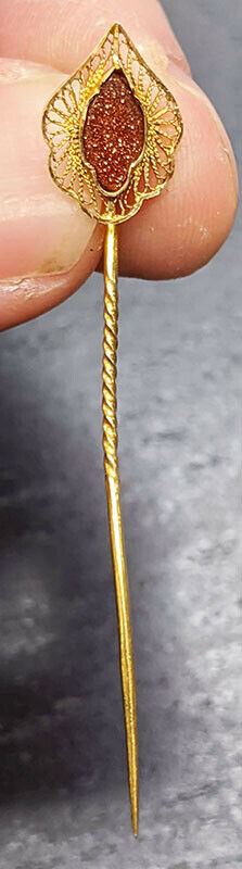 9 Kt Yellow Gold, Sandstone Accented Hat / Scarf Pin