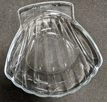 Load image into Gallery viewer, 5 Vintage PYREX Scallop Shell Baking Dishes
